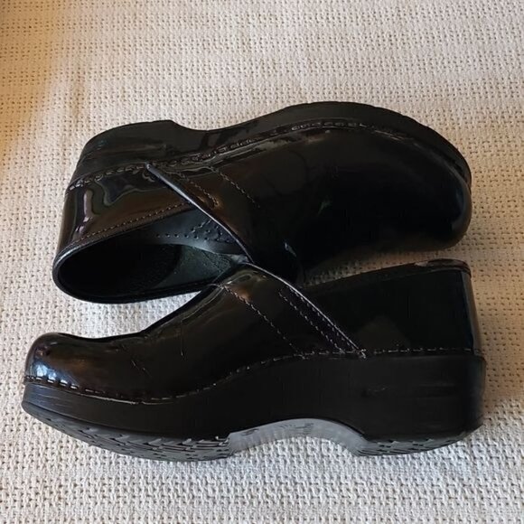 Dansko Black Patent Leather Sz. 8.5- 9 (Euro 39) Slipon Clog - Picture 4 of 12